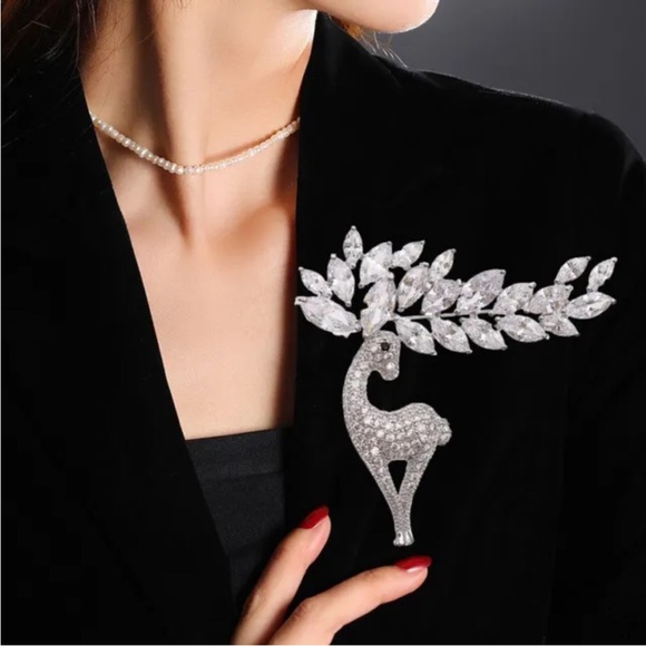 NWOT silver and crystal reindeer brooch - Picture 5 of 5